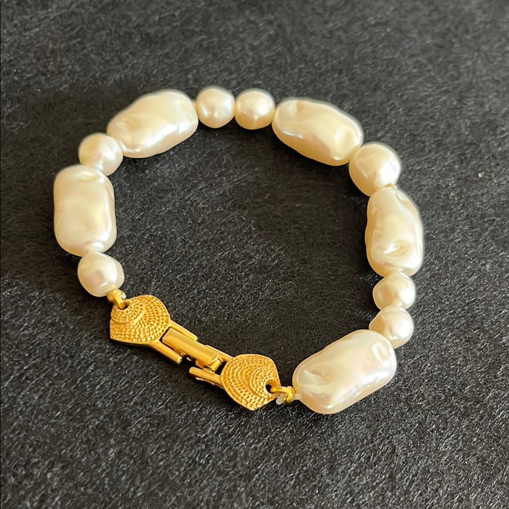 Richelieu Freshwater Pearl Bracelet. Shell Clasp